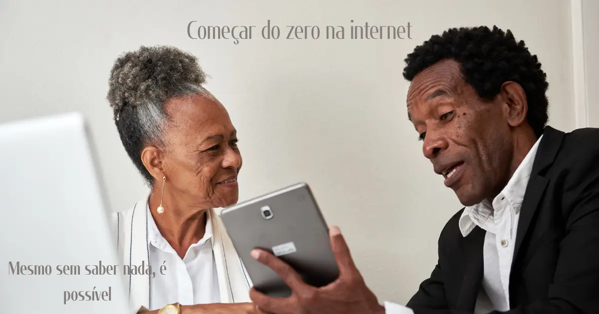 Casal maduro sentado lado a lado em casa usando laptop e iPad para aprender como começar do zero na internet.